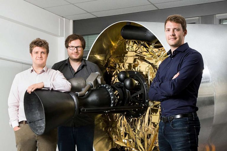 Isar Aerospace Gründerteam vor Rakete Space Tech-Startup