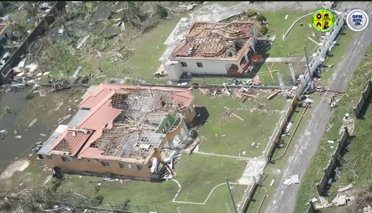 Luftaufnahme von Black River, Jamaika, nach Hurrikan Melissa – zerstörte Dächer und Trümmer