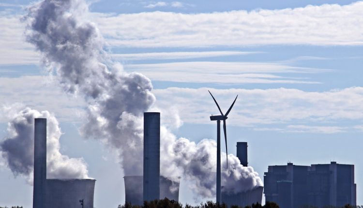 Kohlekraftwerk und Windrad Energiewende 2023