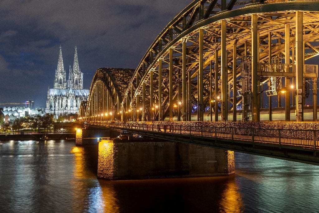 Rhein-Brücke und Dom in Köln erleuchtet.