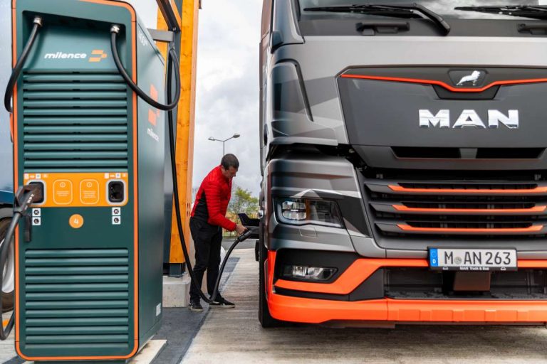 MAN E-LKW an Ladestation