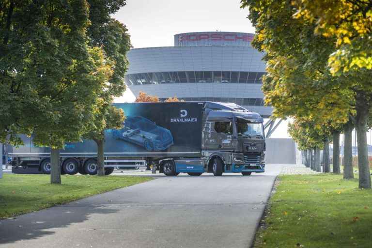 MAN eTGX E-LKW Dräxklmeier vor Porsche-Werk in Leipzig