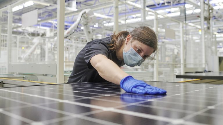 Standorte in Freiberg und Thalheim: Meyer Burger holt die europäische Solarindustrie aus dem Koma 4 Meyer Burger Solarmodul Produktion Freiberg