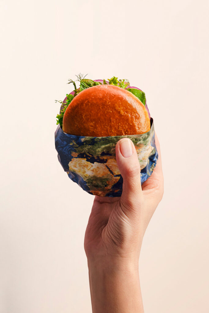 Alternativer Fleisch-Burger in der Hand (Foto: Mosa Meat)