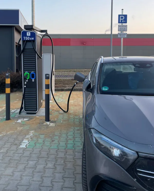 Das E-Auto von Mercedes beim Laden.