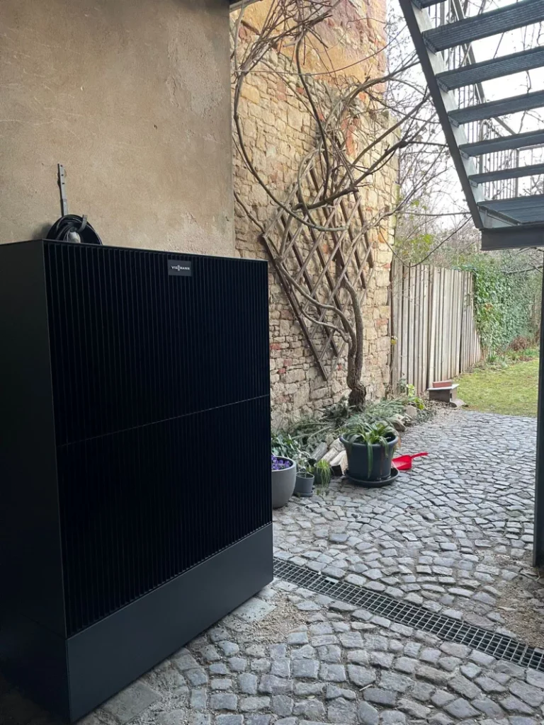 Die Wärmepumpe im Innenhof - das Außengerät