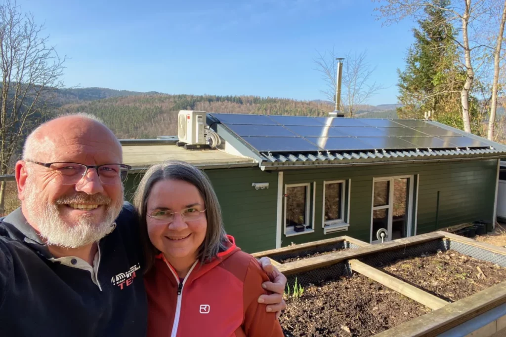 Mutmacherin Judith und Mutmacher Thomas vor dem eigenen Haus mit PV-Anlage