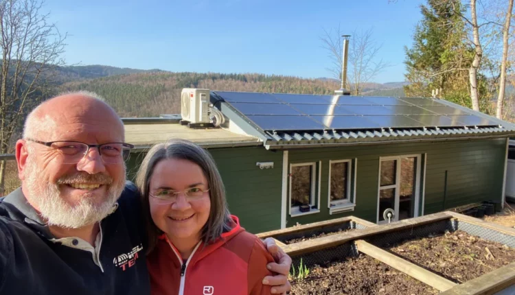 Mutmacherin Judith und Mutmacher Thomas vor dem eigenen Haus mit PV-Anlage