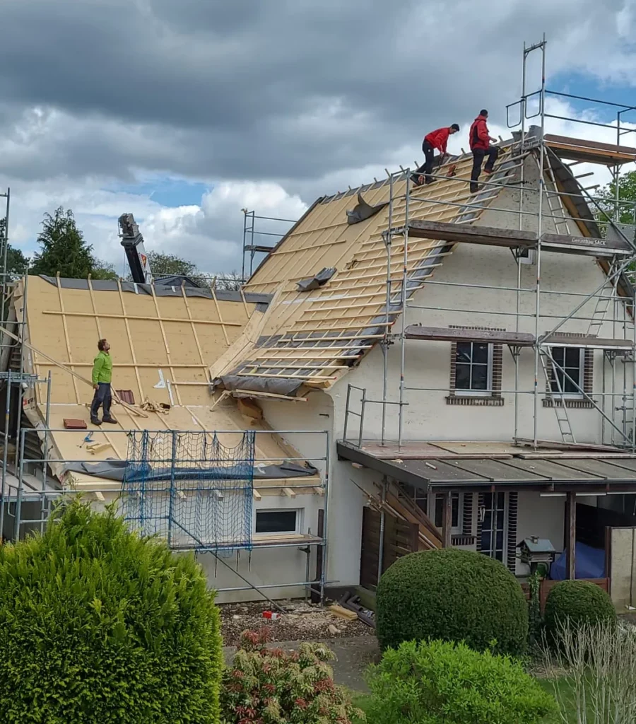 Das Haus der Urgroßeltern bekommt ein neues Dach Das Haus der Urgroßeltern bekommt ein neues Dach