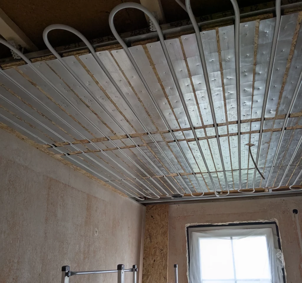 Die Decke ist das Herzstück des Umbaus Die wassergeführte Deckenheizung ist das Herzstück des Umbaus