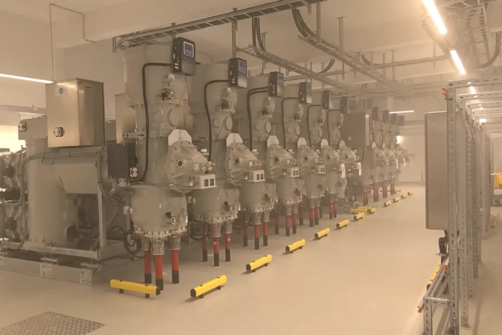 Netzausbau beschleunigen - Bild einer Hochspannungs-Schaltanlage in gekapselter Bauweise, typisch für städtische Umspannwerke
