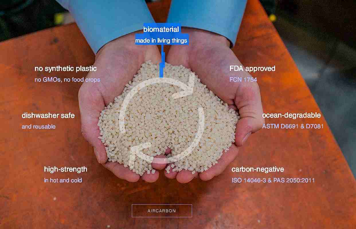 AirCarbon in der Hand eines Mitarbeiters von Newlight Technologies.