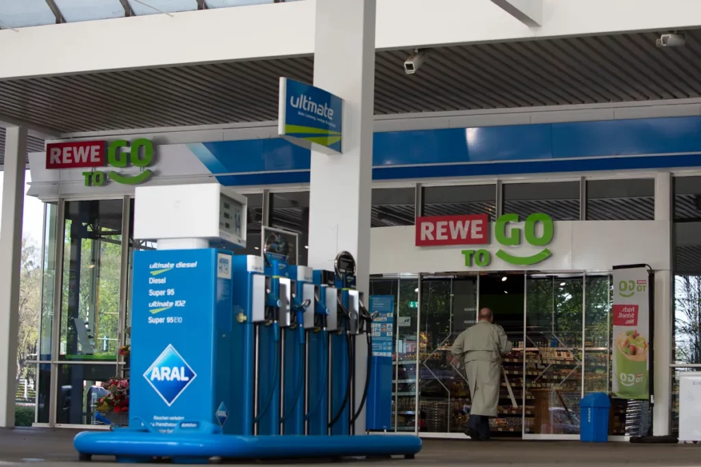 Aral-Tankstelle in Deutschland - Spritpreise steigen durch Iran-Konflikt und Sperrung der Straße von Hormus