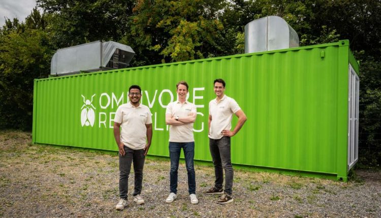 Omnivore Recycling Team vor containerbasierter Anlage