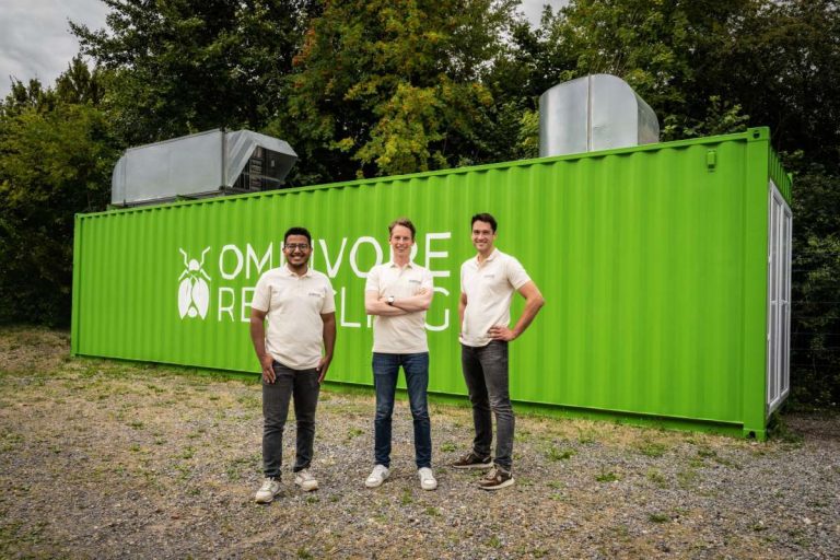 Omnivore Recycling Team vor containerbasierter Anlage