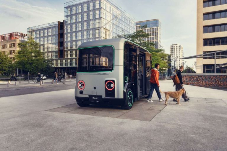 On-Demand-Shuttle Passagiere und Hund steigen aus