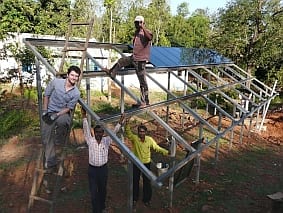 Studierende des KIT aus Karlsruhe bauen eine Photovoltaikanlage in Indien