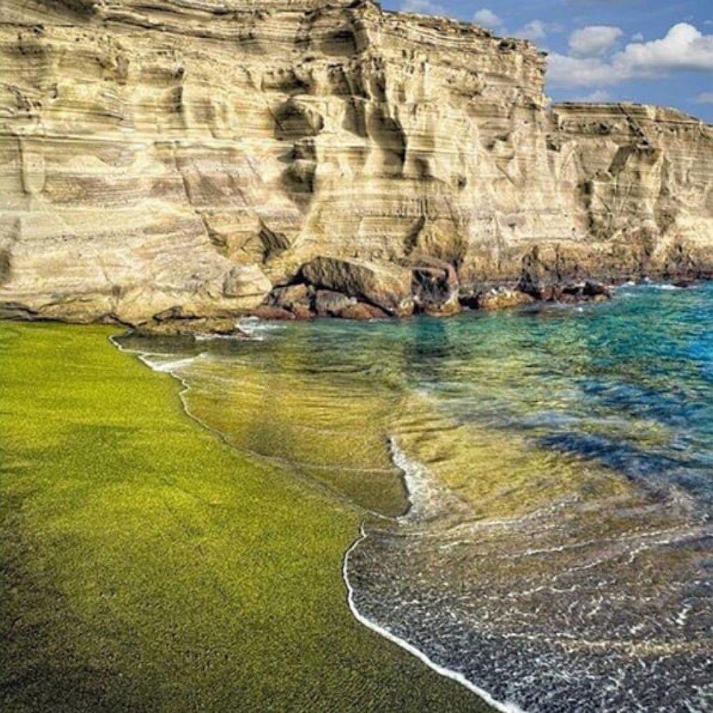 Ein Strand ergrünt durch das Mineral Olivin