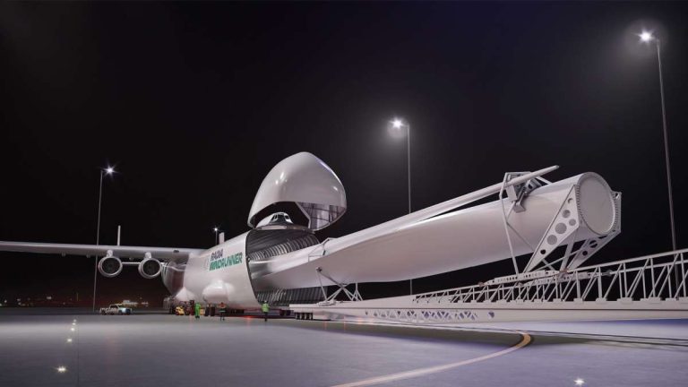 Warum das Cleantech-Unternehmen Radia das größte Frachtflugzeug der Welt baut 2 Radia WundRunner während Beladung mit Rotorblatt