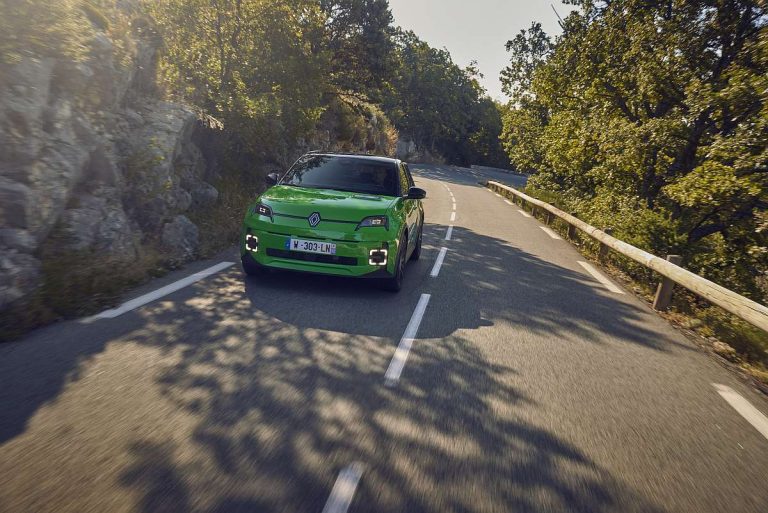 Renault R5 in grün auf der Straße mit Sonnenschatten - Renaulution