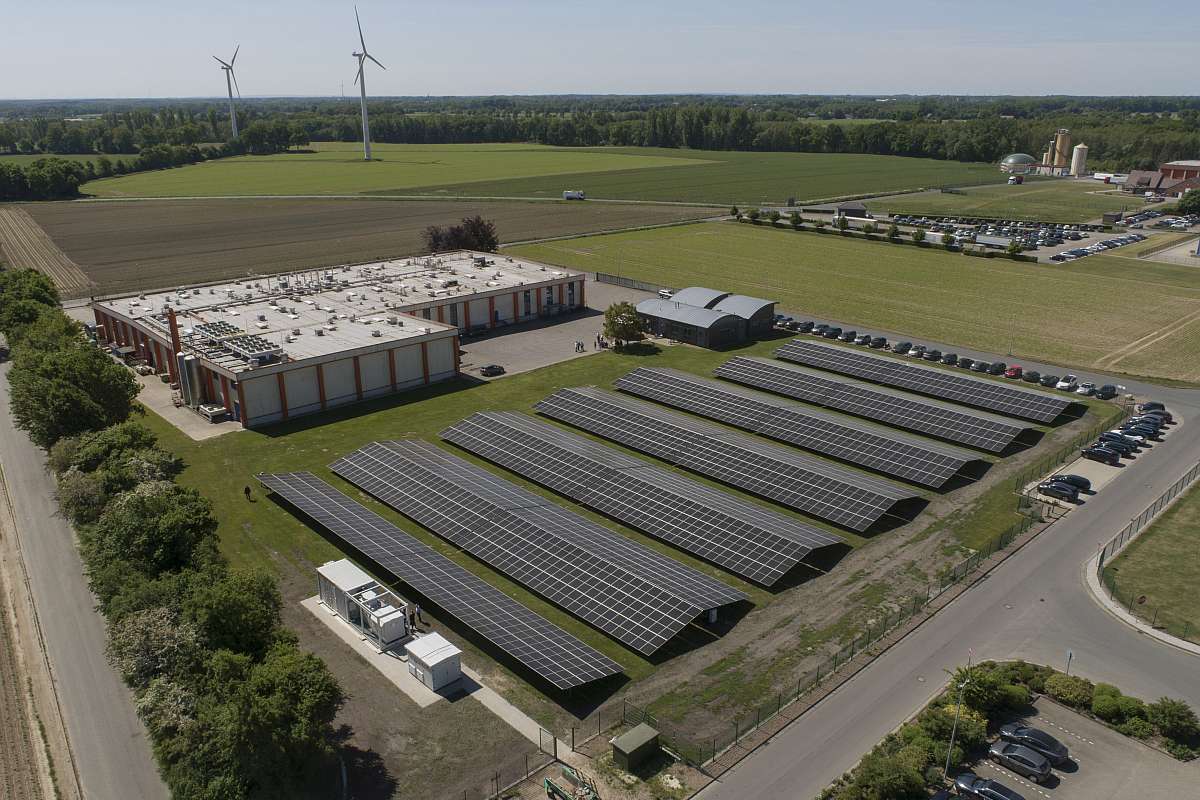Solarmodule auf dem Grundstück der Thomas Riedel GmbH