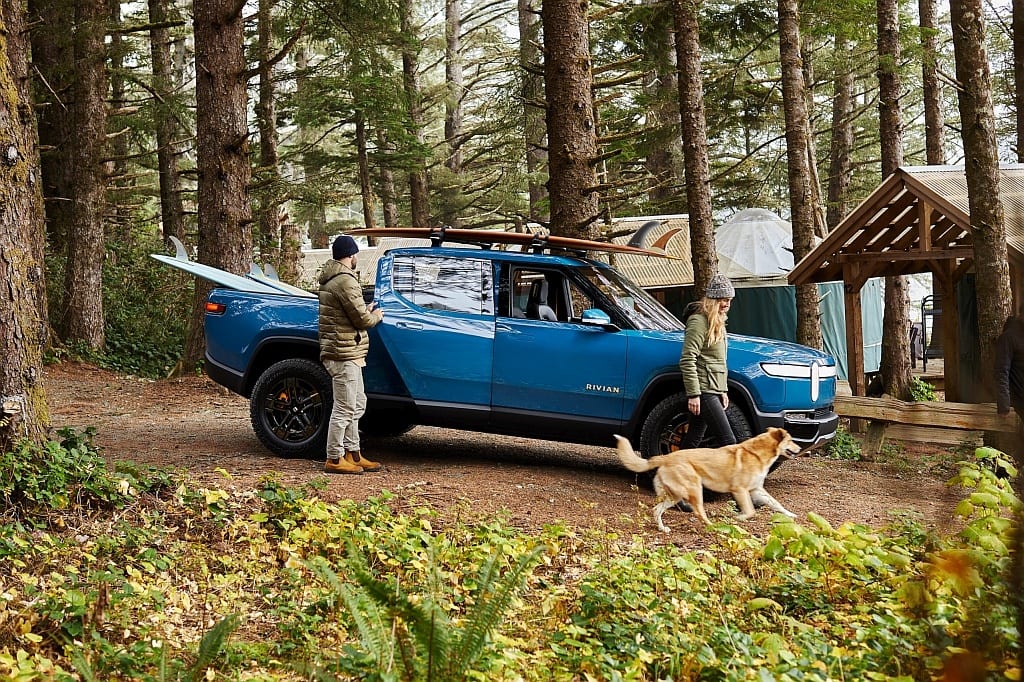 Pickup von Rivian im Wald