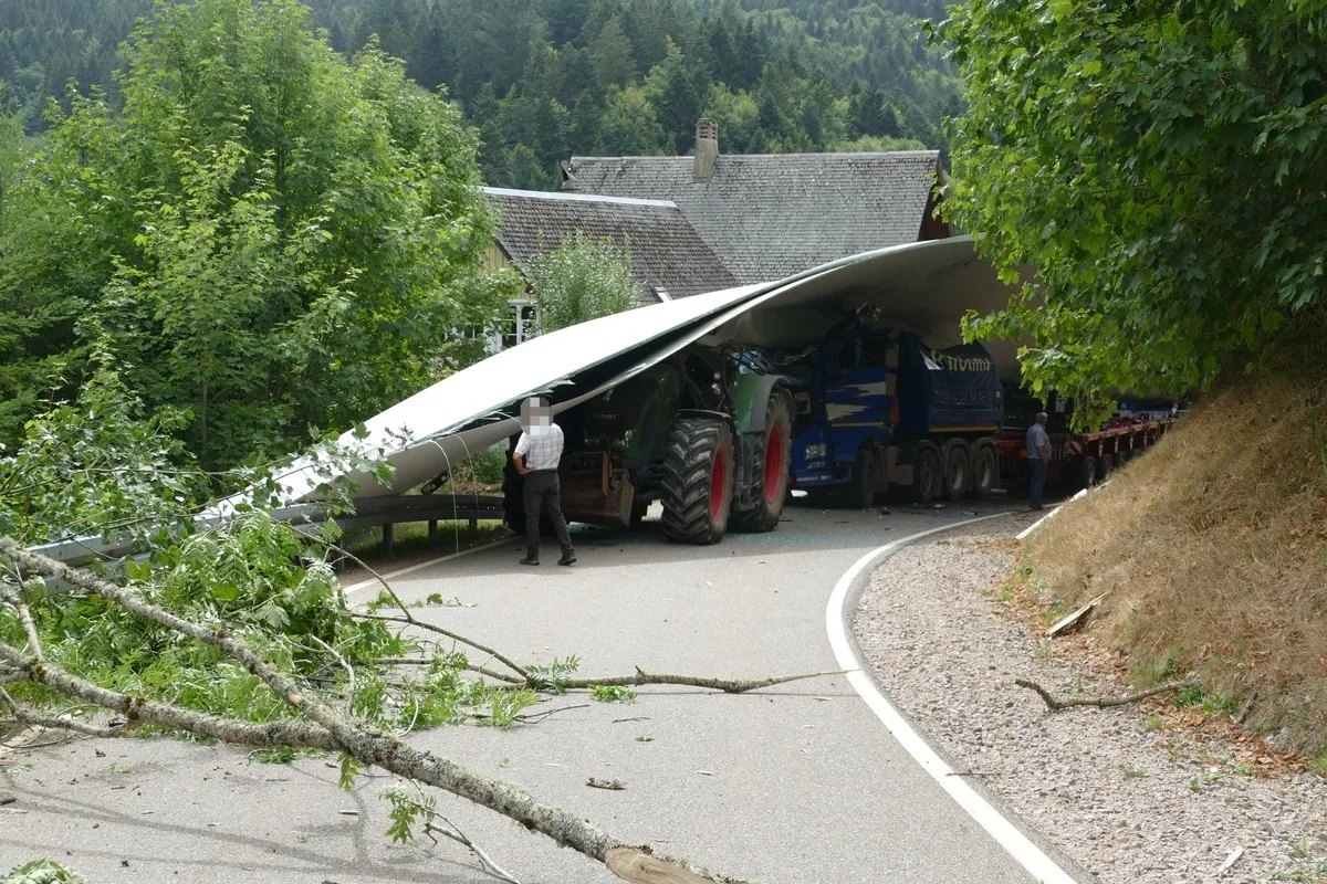 Rotorblatt-Transport Unfall bei Freiburg Bild vom Rotorblatt-Unfall am 27. August 2026 (Bild: Polizei Freiburg=