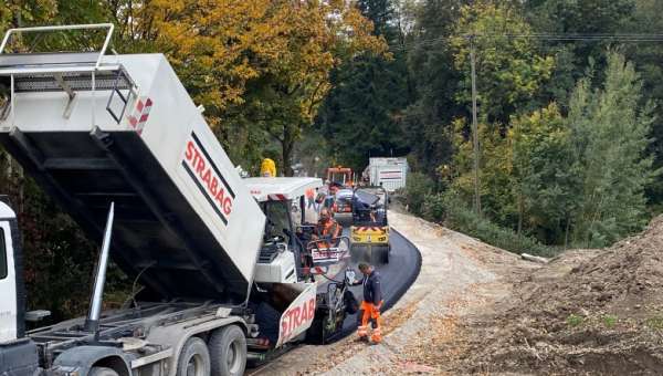 STRABAG grüner Asphalt Straßenbau