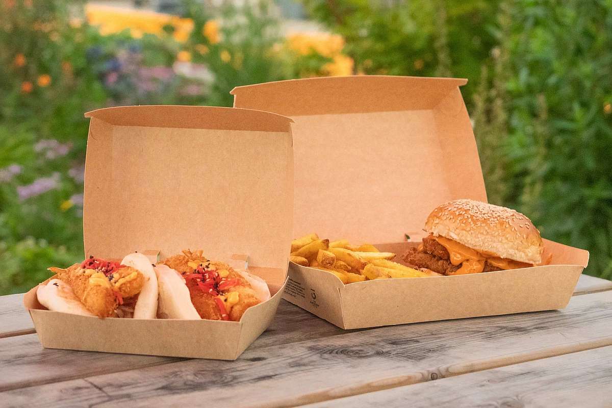 Seetang-Verpackungen mit Burger, Pommes und anderem Imbiss