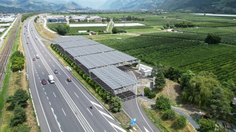 Solarfaltdach: Wie Rasthöfe oder Klärwerke zu Kraftwerken werden 17 Solarfaltdach aus der Vogelperspektive