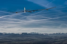 Mit dem Solarflieger jenseits von Afrika: Solar Impulse (Bild: Jean Revillard/Rezo.ch)