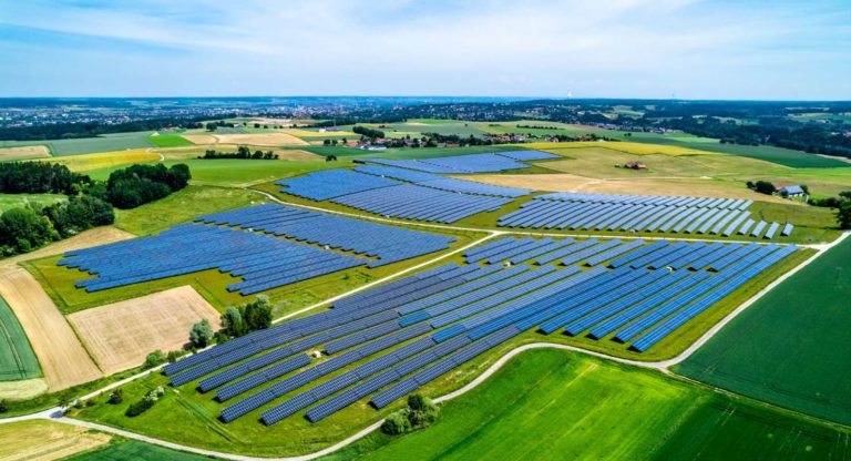 Der Solarpark Binsham produziert 22,7 Millionen kWh Solarstrom pro Jahr. (Bild: OneSolar)
