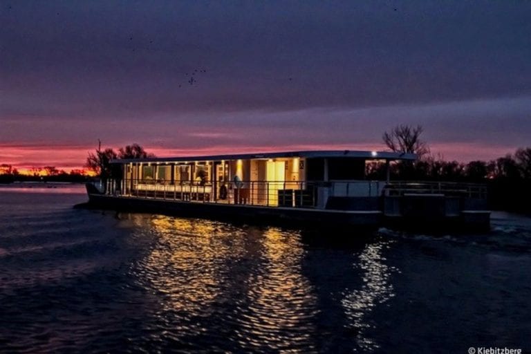 SunCat 120 Passagierschiff mit Solarmodulen und Batterien