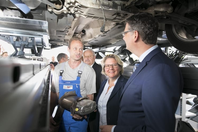 Diesel: Schulze informiert sich bei Baumot über Technologien 9 Hardware-Nachrüstungen für Dieselfahrzeuge sind möglich, findet Bundesumweltministerin Svenja Schulze