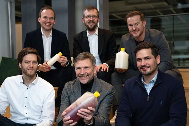 Team von Green Elephant Biotech mit Biopolymer-Flasche