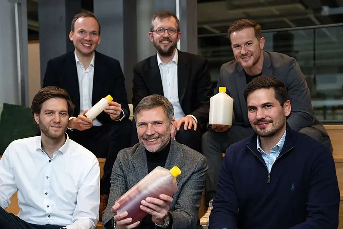 Team von Green Elephant Biotech mit Biopolymer-Flasche