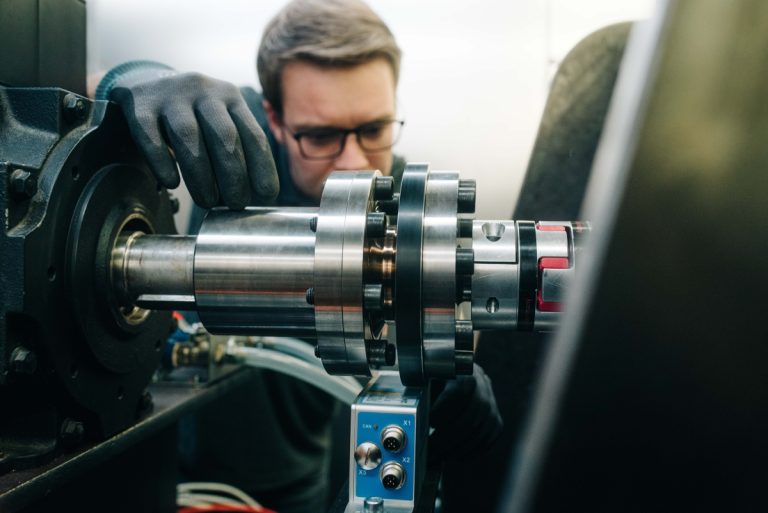 Ingenieur arbeitet am DeepDrive Radnabenmotor