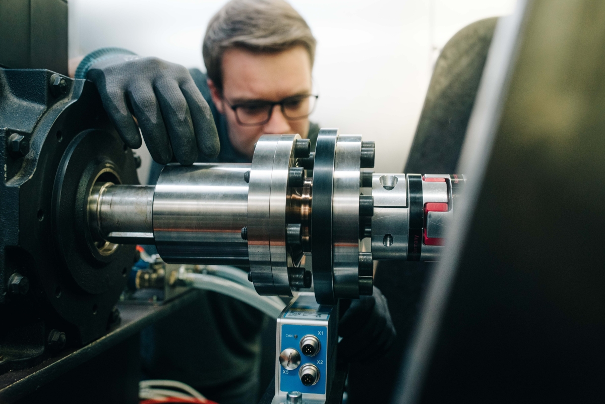 Ingenieur arbeitet am DeepDrive Radnabenmotor