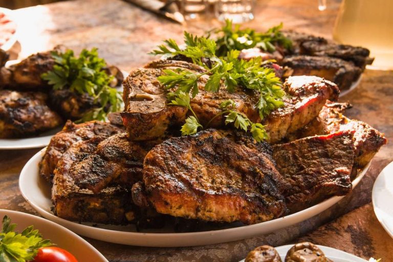 Teller mit Fleisch Ernährungsgipfel