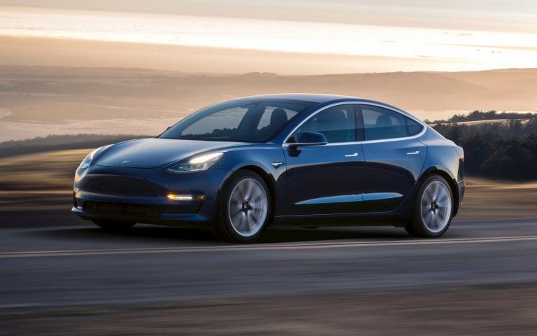 Tesla verkürzt Bremsweg - und Consumer Reports empfiehlt Tesla Model 3 4 Consumer Reports: Hoffnungsträger: Tesla Model 3 soll das Unternehmen aus den Negativschlagzeilen führen
