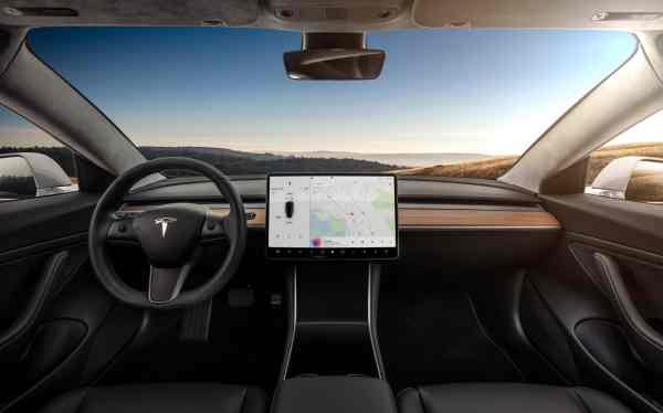 Innenraum des Elektroautos Tesla Model III