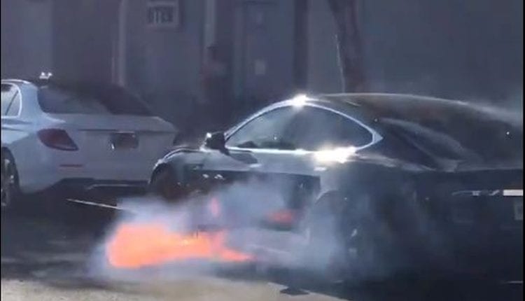 Das Batteriepack fängt ohne Unfall Feuer - das Tesla Model S brennt.