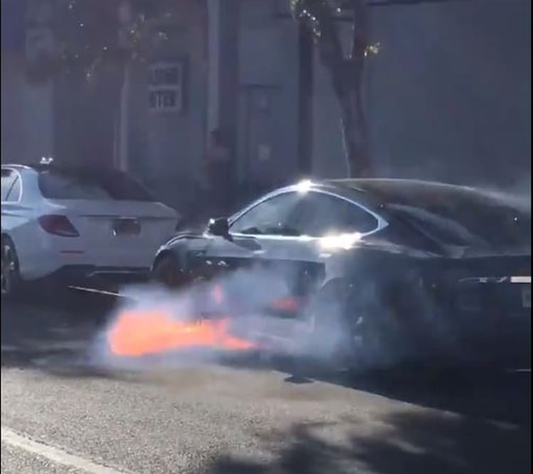 Das Batteriepack fängt ohne Unfall Feuer - das Tesla Model S brennt.