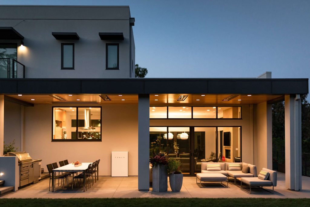 Tesla Stromspeicher Powerwall im Einfamilienhaus
