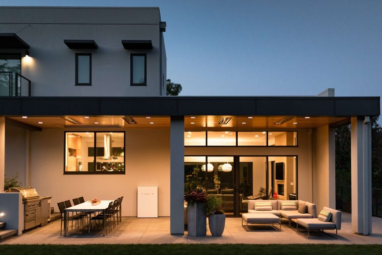 Stromspeicher für Photovoltaik und die Energiewende 13 Tesla Stromspeicher Powerwall im Einfamilienhaus