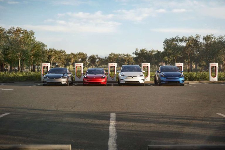 NACS Supercharger mit Tesla-Fahrzeugen