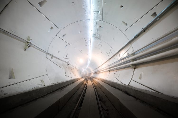 Tesla Model X fährt durch Tunnel von The Boring Company unter SpaceX-Hauptquartier.