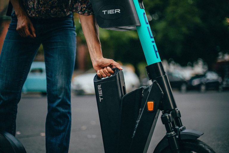 E-Scooter-Startup TIER mit Tauschakku von Northvolt