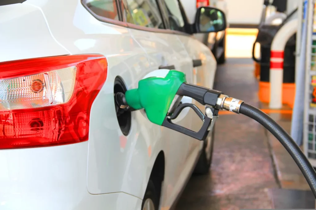 Übergewinnsteuer - Konzerne verdienen super beim Auto tanken