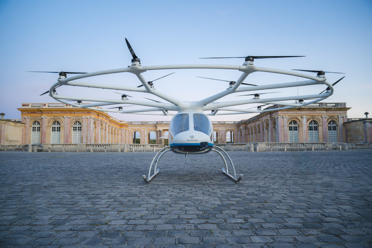Volocopters Flugtaxi vor der historischen Kulisse des Schloss Versailles im Großraum Paris